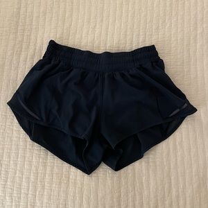 Lululemon hotty hot shorts 2.5”